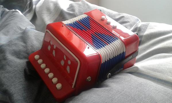 Please Luna, my accordion is small but my love is vast...!